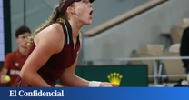 Andreeva explota contra el público de Roland Garros: lanza un pelotazo a las gradas tras ser abucheada
