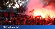Los ultras del Barça se enfrentan a la policía y lanzan bengalas y botellas contra el autobús del PSG