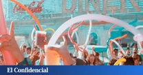 Descubre la azotea más canalla de Madrid que triunfa en un conocido centro comercial: con arena de playa, cócteles y música en directo