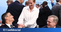 La primera ministra danesa, la socialista Mette Frederiksen, critica a Sánchez por "rendir homenaje" a "los abusones"