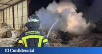 Los bomberos controlan un incendio en una parcela de reciclaje de madera en San Fernando (Madrid)