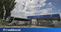 Arde un autobús a 300 metros del acceso a la fábrica de Stellantis en Figueruelas (Zaragoza)