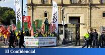 Desalojan del Parlamento andaluz a trabajadores afectados por la creación de la UME autonómica