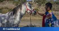 Encontramos en una granja en Rumanía al peregrino chino que salió de Galicia con un caballo