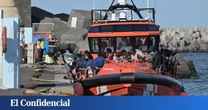 Un helicóptero de Salvamento rescata a dos hombres a 166 kilómetros de Gran Canaria de una zódiac hundida