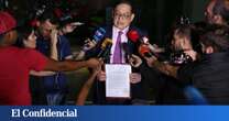 El abogado de González Urrutia entrega un documento al fiscal sobre 