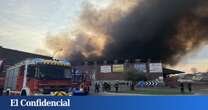 Arde una nave industrial en Fuenlabrada (Madrid) provocando una gran columna de humo