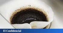 Analizan los efectos del café en el agua y descubren por qué deberías dejar de tirarlo por el desagüe