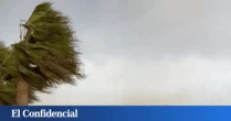 Las espectaculares imágenes del reventón térmico en Granada: bañistas evacuados y siete personas rescatadas del mar