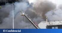 Los bomberos controlan un incendio en una nave industrial de Alaquàs (Valencia)