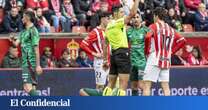 Surrealismo en el Sporting-Albacete: 115 minutos de partido, tres rojas, doble revisión del VAR y los jugadores al vestuario por lanzamientos de objetos