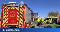 Arde un coche que circulaba en sentido contrario tras chocar contra un VTC en Madrid