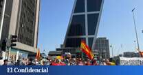 Prensa en un carril bici y 50 protestantes en Plaza de Castilla: “¡Gobierno de ladrones, devuelve los millones!”