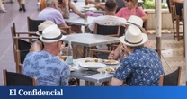 Denuncian a un restaurante de Ibiza por incluir en la cuenta 12 euros por el cuelgabolsos