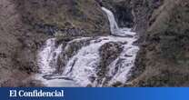 Cascada de 15 metros de altura a la que puedes llegar casi sin andar en este pueblo de España: con un paseo de menos de un kilómetro