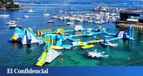 El espectacular parque acuático flotante de las Rías Baixas que querrás visitar con tus hijos en verano: está en la playa y tiene hasta una tirolina