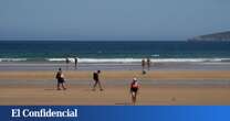 Entra con el coche a la playa para recoger a su novia y se queda atascado en la arena