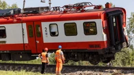 Wykolejenie pociągu w Garbatce. Służby podniosły pojazd