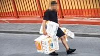 To musiała być pilna potrzeba. Ukradł setki rolek papieru toaletowego