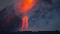 Etna pluje lawą. Deszcz okruchów skalnych spadł na kilka miejscowości [WIDEO]