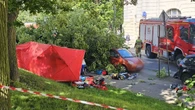 Drzewo przewróciło się na przechodniów. Są ranni