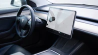 Tesla z włączonym autopilotem wjechała w budynek. Nie żyje kobieta