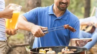 Sezon grillowy w pełni. Kiełbasa i bezalkoholowe trunki podbijają imprezy