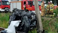 Auto wjechało pod pociąg. Kierowca poważnie ranny