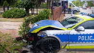Policyjny Ford Mustang rozbił się koło Radomia. Uderzył w ogrodzenie