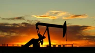 El petróleo cae casi un 6%
