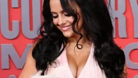 Country singer Jessie Murph sensationally takes A PIG as her DATE to the 60th Academy of Country Music Awards