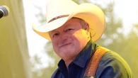 Country singer Mark Chesnutt cancels upcoming shows after undergoing emergency heart surgery and asks fans for ‘privacy’