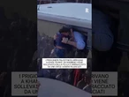 Un bambino viene sollevato e abbracciato da un prigioniero palestinese