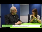 La lingua influenza la postura?