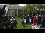 Trump e la First Lady Melania nel giardino delle Rose per la firma legge contro revenge porn
