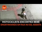Motociclista encontra bebê engatinhando em rua no ES; assista