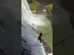 Coragem ou loucura? Mulher faz rope jump em cachoeira de Minas Gerais
