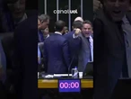 Nikolas Ferreira diz que foi agredido por Camila Jara durante empurra-empurra na Câmara; vídeo
