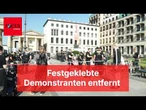 Polizei entfernt festgeklebte Demonstranten am Pariser Platz