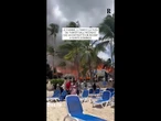 La fuga dei turisti dal resort in fiamme a Santo Domingo