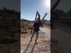 Un colono israeliano minaccia e spara in Cisgiordania: colpito un attivista palestinese