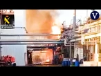 El viento favorece la dispersión de la nube tóxica del incendio en Zuera (Zaragoza)