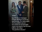 Affetto ricevuto da Igor Protti mentre accompagna la figlia all'altare
