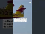 Los hidroaviones recargan agua en plena playa de Vera para combatir el fuego en Los Gallardos