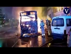 Arde un bús público en L'Hospitalet y el fuego quema otros 5 vehículos y un semáforo