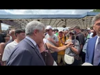 Fila per i selfie con Tajani al termine della parata del 2 giugno ai Fori Imperiali