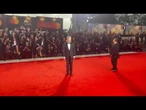 Venezia 82, Jesse Plemons in smoking nero con camicia bianca e papillon