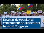 Decenas de opositores venezolanos se concentran frente al Congreso