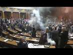 Grenades fumigènes et vuvuzelas : scène de chaos au Parlement serbe