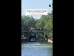 A Parigi le temperature superano i 30 gradi e le persone si tuffano nel canale Saint-Martin